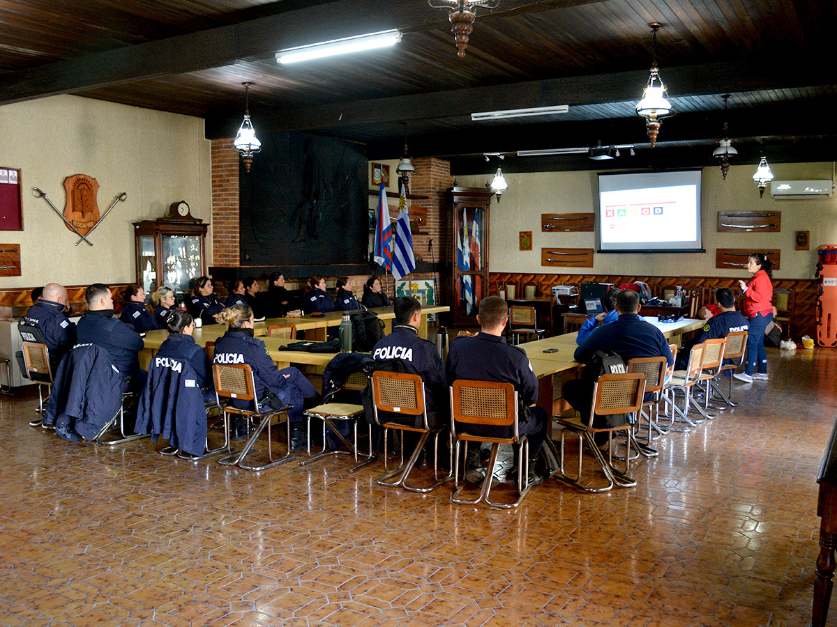 Taller de primeros auxilios en la Jefatura de Paysandú